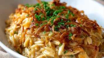 franzosisches-zwiebel-hahnchen-orzo-auflauf