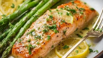 im-folgenden-gebackener-lachs-in-folie-mit-spargel-und-zitronen-knoblauch-buttersose