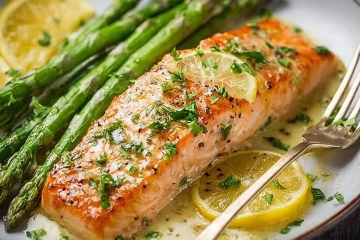 im-folgenden-gebackener-lachs-in-folie-mit-spargel-und-zitronen-knoblauch-buttersose