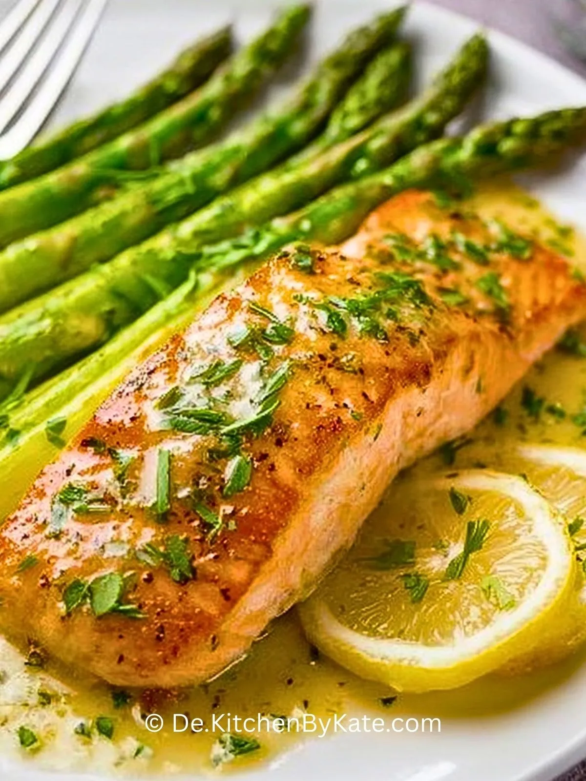 im-folgenden-gebackener-lachs-in-folie-mit-spargel-und-zitronen-knoblauch-buttersose